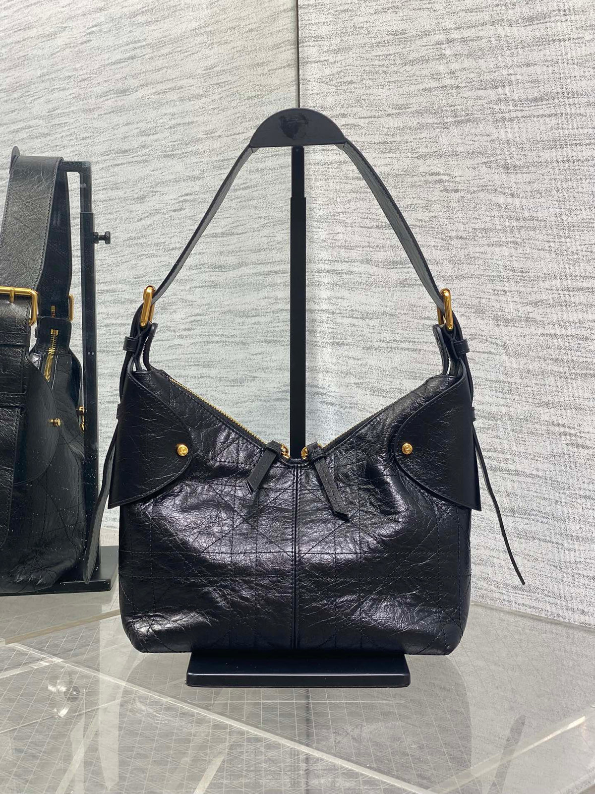 DIOR 25S SMALL VOYAGE BAG 23 IN BLACK FLAT MACROCANNAGE GRAINED GLOSSY CALFSKIN