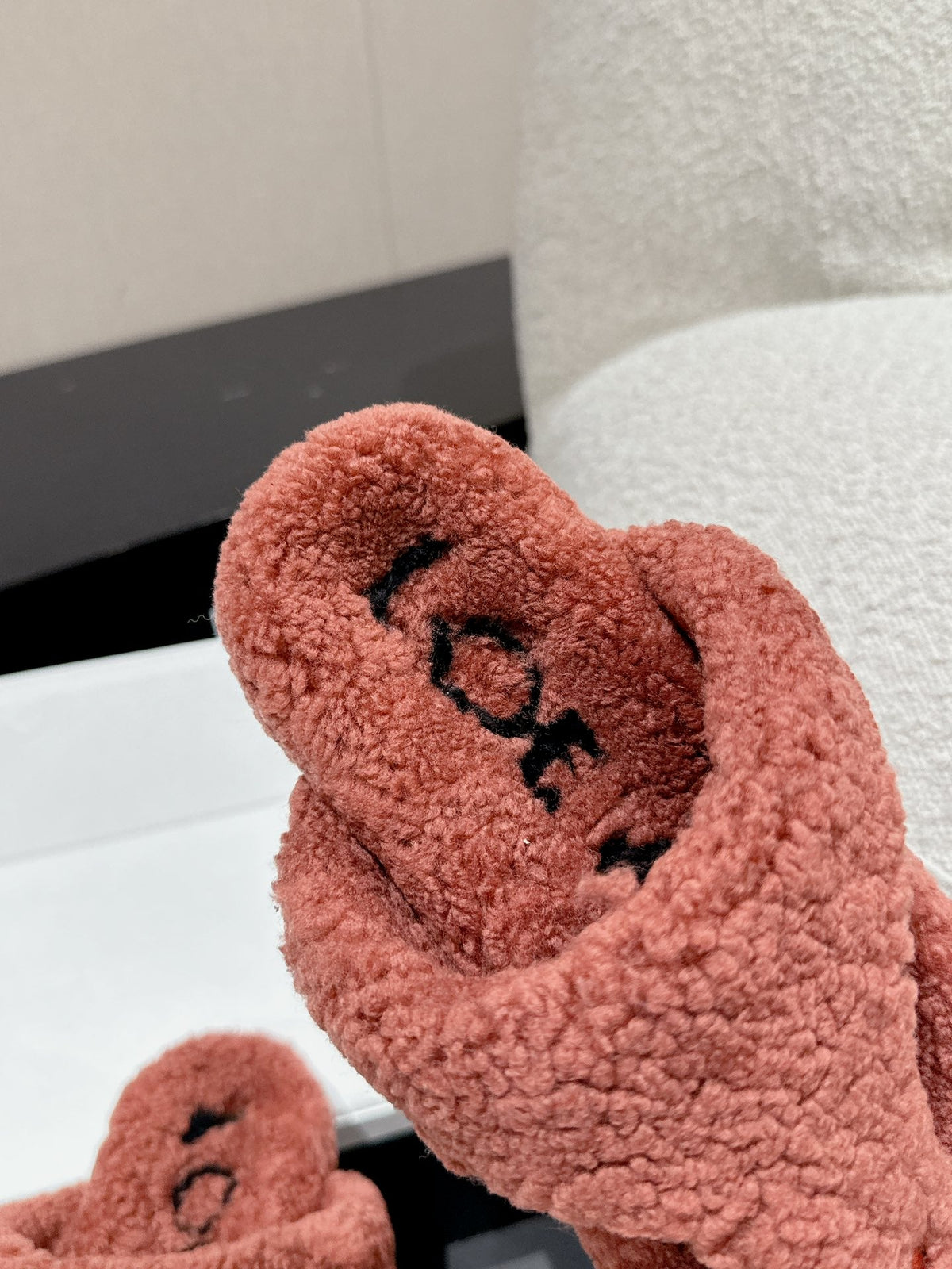 LW SHEARLING THONG SLIPPER IN BRICK