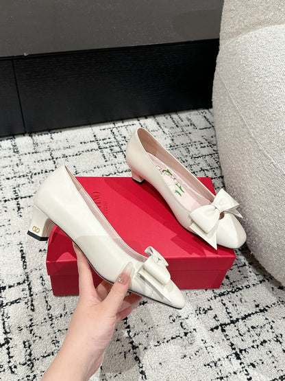 VLTN HIGH HEEL 25S 40 MM IN CREAM WHITE CALFSKIN WITH BOW