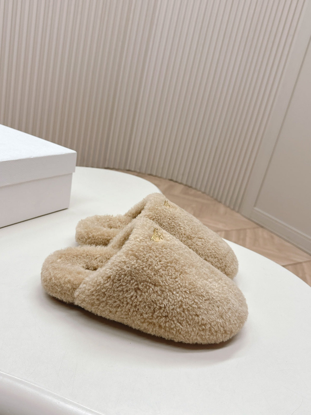 PRADA MULES ATTACHED TRIANGLE LOGO IN BEIGE SHEARLING
