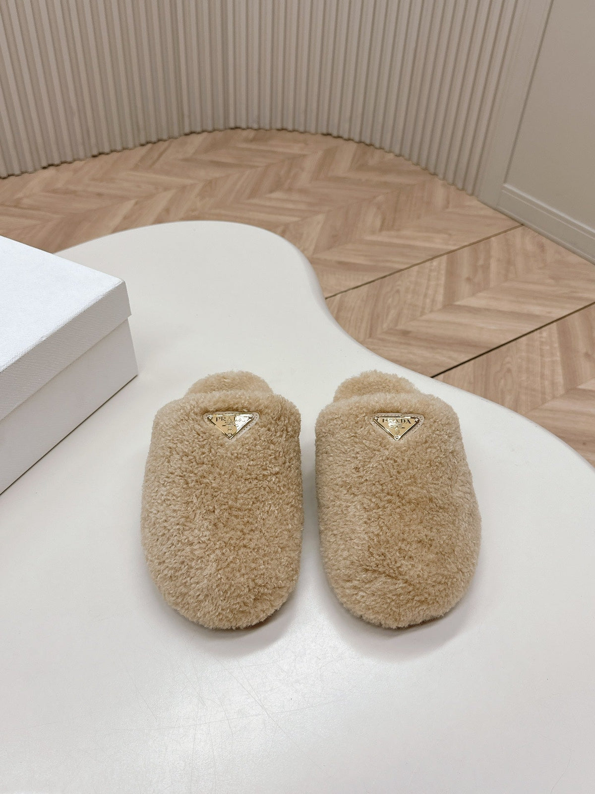 PRADA MULES ATTACHED TRIANGLE LOGO IN BEIGE SHEARLING