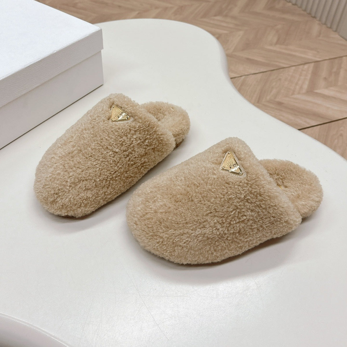 PRADA MULES ATTACHED TRIANGLE LOGO IN BEIGE SHEARLING