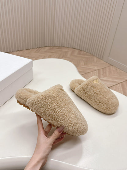 PRADA MULES ATTACHED TRIANGLE LOGO IN BEIGE SHEARLING