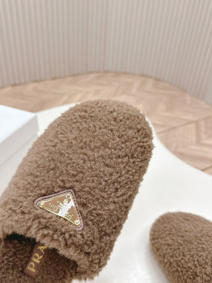 PRADA MULES ATTACHED TRIANGLE LOGO IN WOOD BROWN SHEARLING