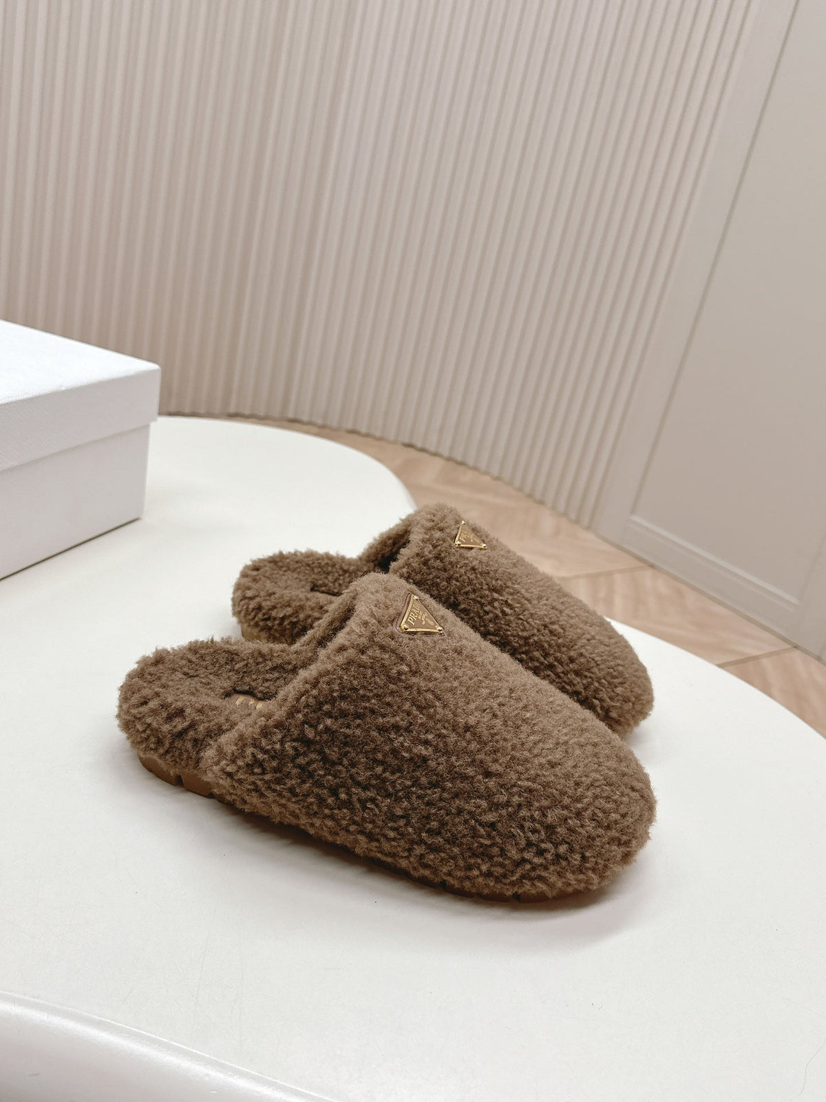 PRADA MULES ATTACHED TRIANGLE LOGO IN WOOD BROWN SHEARLING