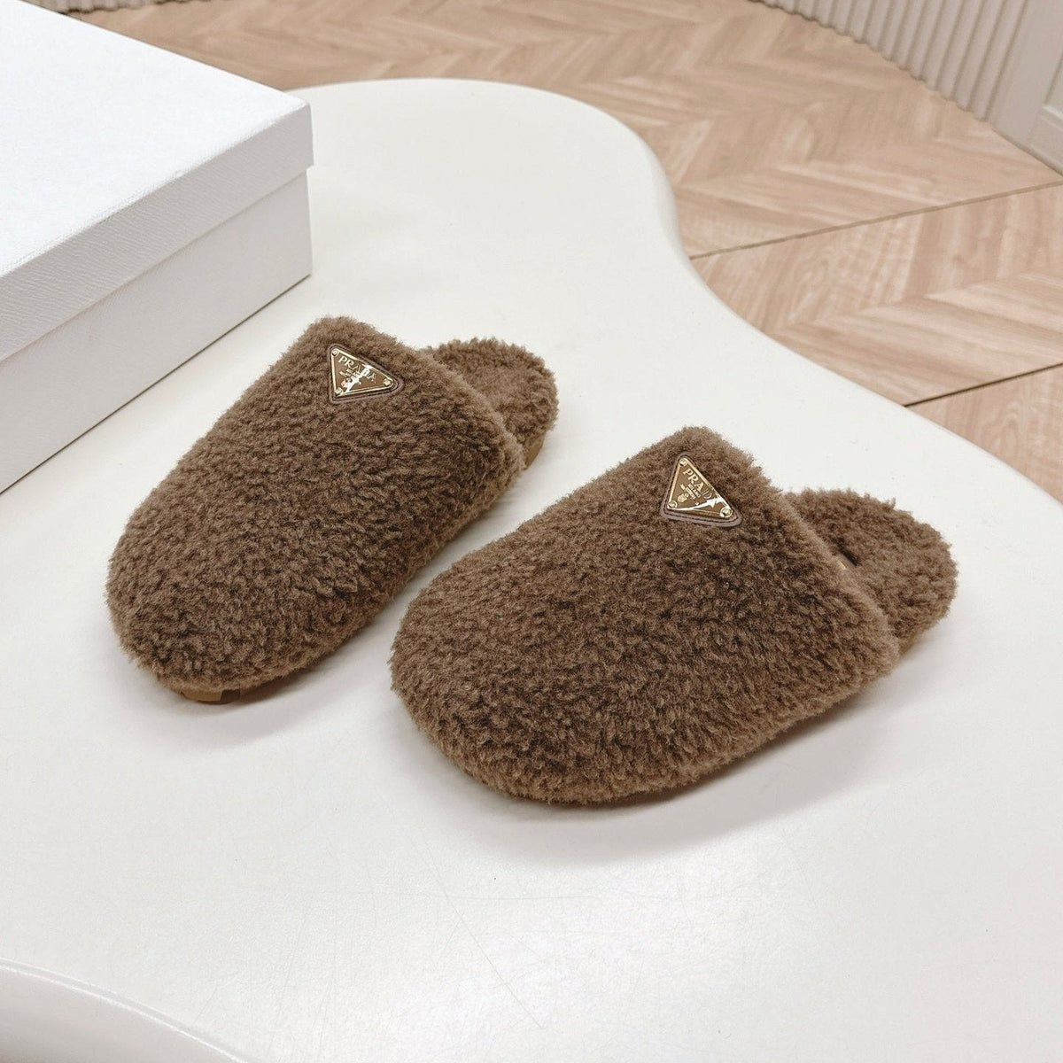 PRADA MULES ATTACHED TRIANGLE LOGO IN WOOD BROWN SHEARLING