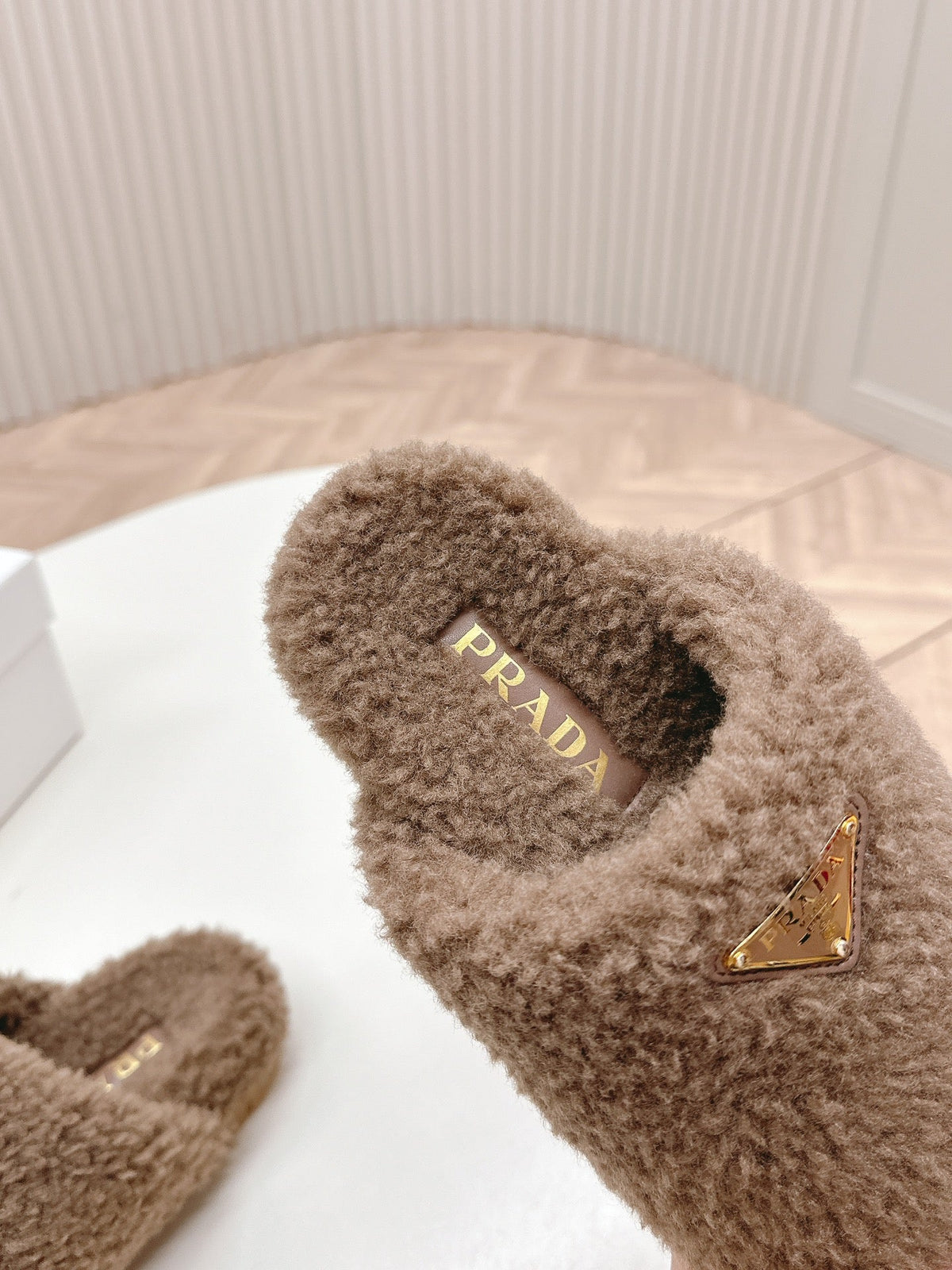 PRADA MULES ATTACHED TRIANGLE LOGO IN WOOD BROWN SHEARLING