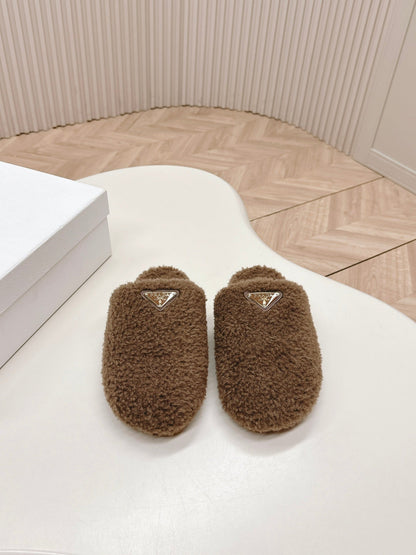 PRADA MULES ATTACHED TRIANGLE LOGO IN WOOD BROWN SHEARLING