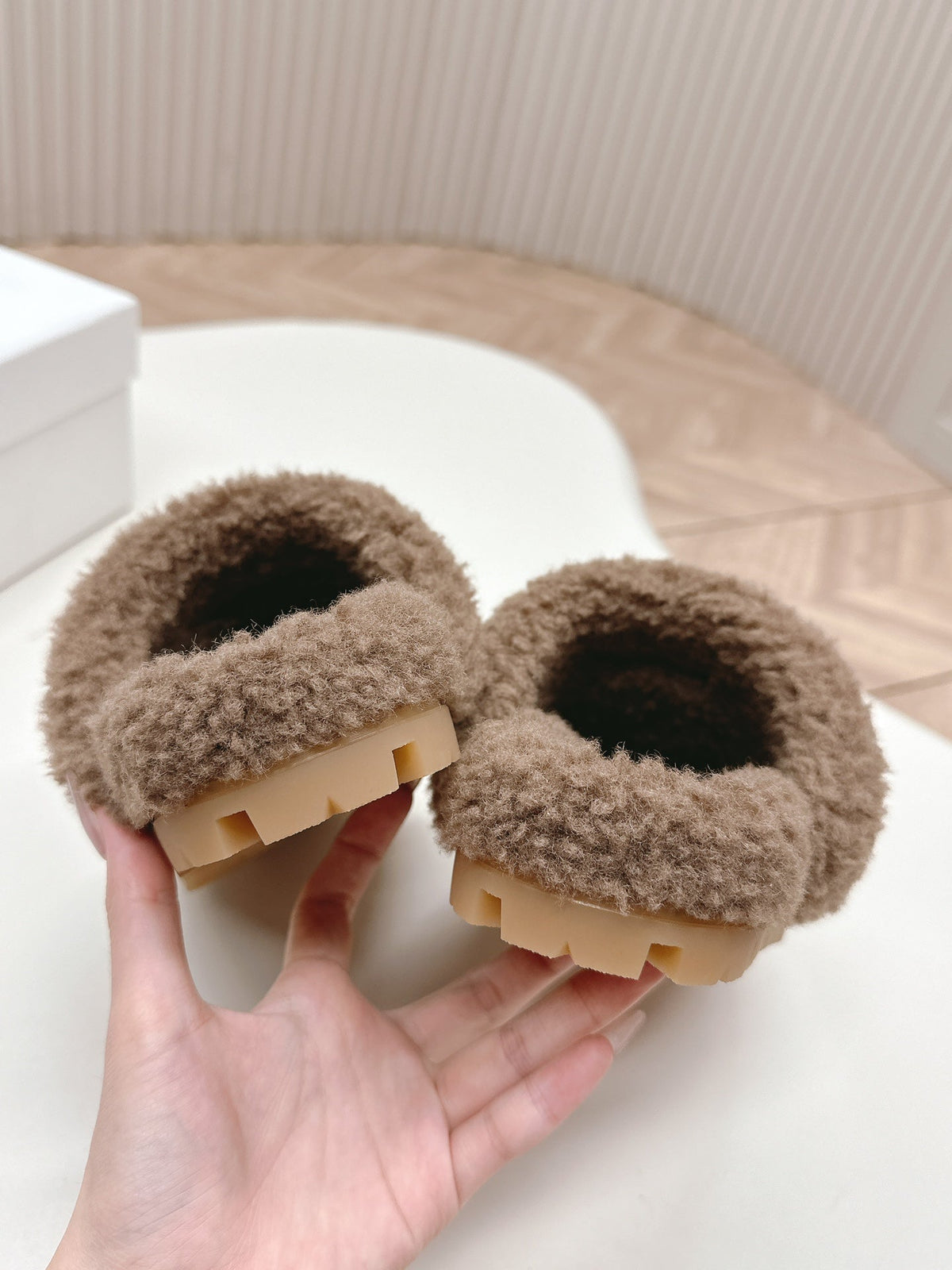 PRADA MULES ATTACHED TRIANGLE LOGO IN WOOD BROWN SHEARLING