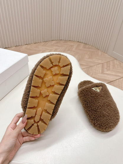 PRADA MULES ATTACHED TRIANGLE LOGO IN WOOD BROWN SHEARLING