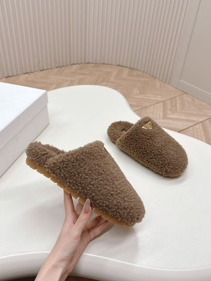 PRADA MULES ATTACHED TRIANGLE LOGO IN WOOD BROWN SHEARLING