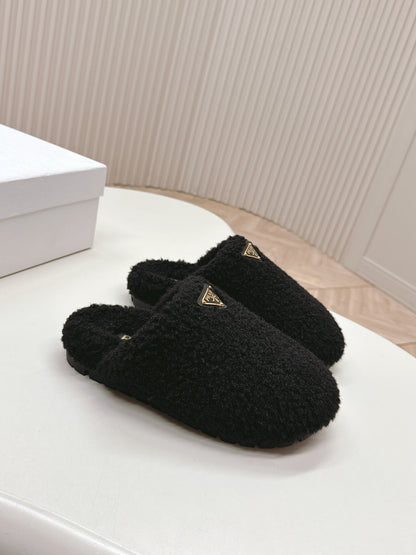 PRADA MULES ATTACHED TRIANGLE LOGO IN BLACK SHEARLING