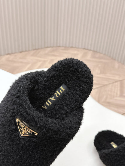 PRADA MULES ATTACHED TRIANGLE LOGO IN BLACK SHEARLING