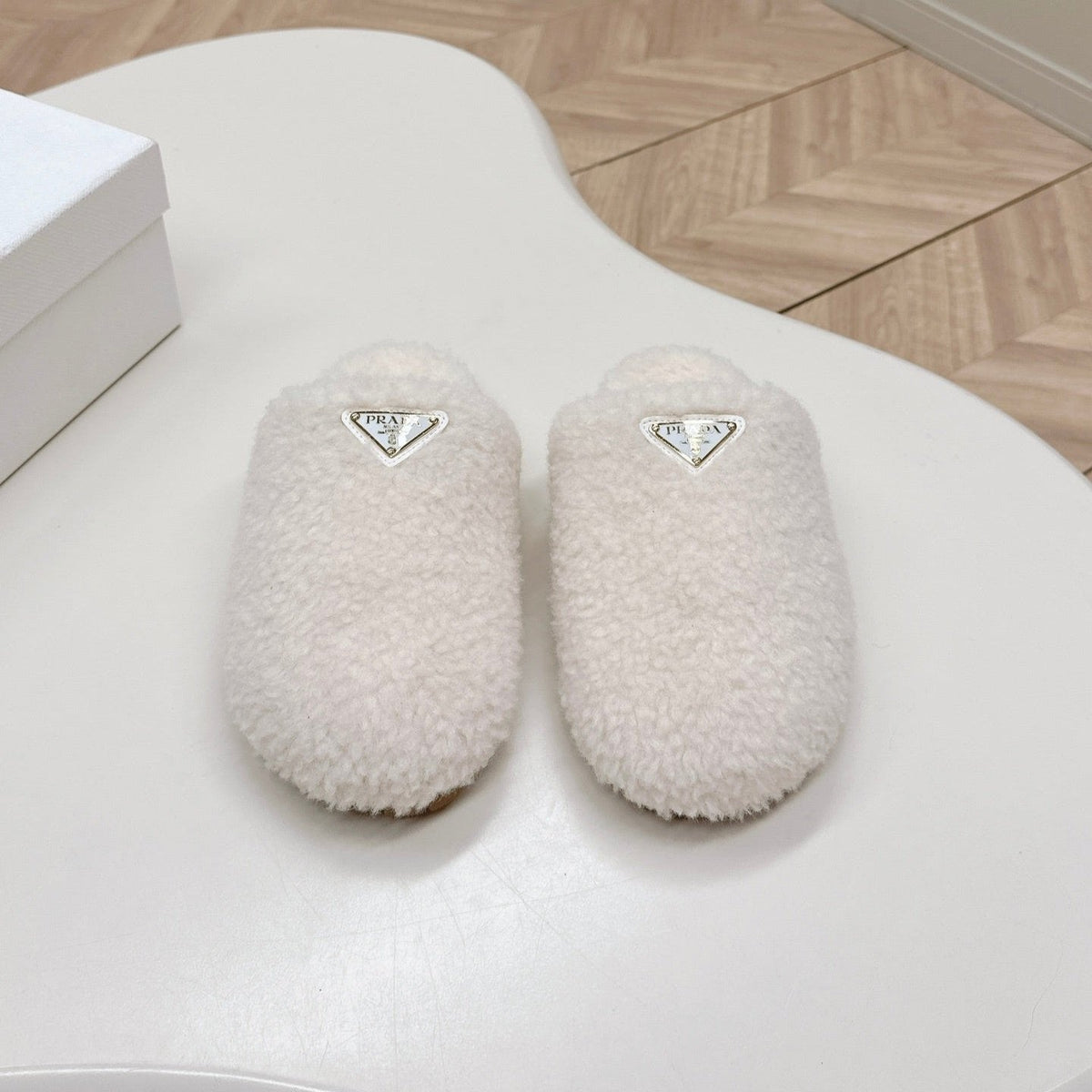 PRADA MULES ATTACHED TRIANGLE LOGO IN WHITE SHEARLING
