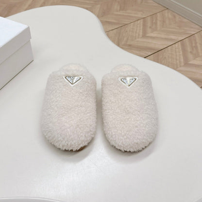 PRADA MULES ATTACHED TRIANGLE LOGO IN WHITE SHEARLING