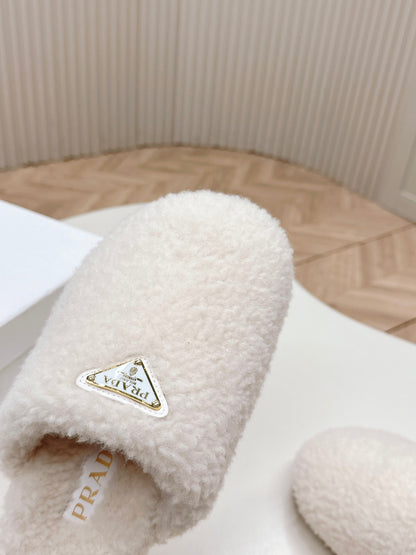 PRADA MULES ATTACHED TRIANGLE LOGO IN WHITE SHEARLING
