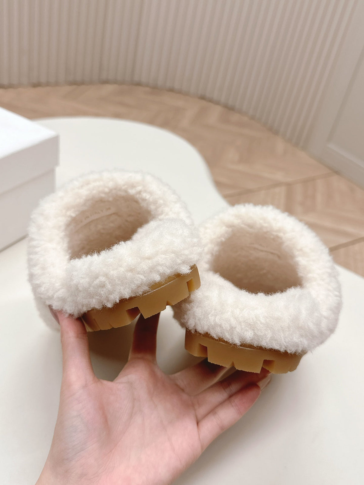 PRADA MULES ATTACHED TRIANGLE LOGO IN WHITE SHEARLING