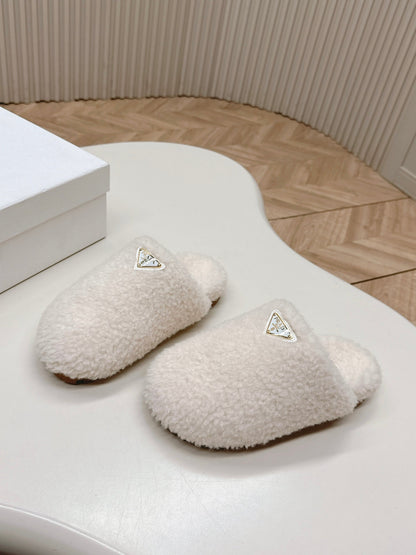 PRADA MULES ATTACHED TRIANGLE LOGO IN WHITE SHEARLING