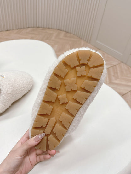 PRADA MULES ATTACHED TRIANGLE LOGO IN WHITE SHEARLING