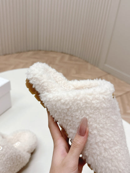 PRADA MULES ATTACHED TRIANGLE LOGO IN WHITE SHEARLING