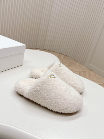 PRADA MULES ATTACHED TRIANGLE LOGO IN WHITE SHEARLING