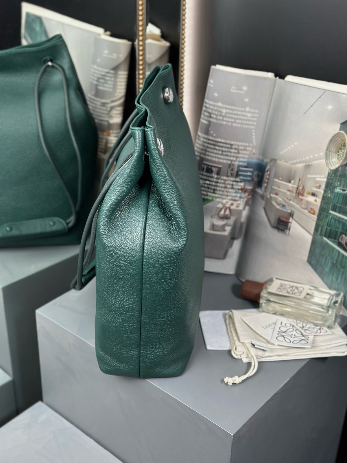 LOEWE PEBBLE HOBO 40 IN GREEN FOREST SUPPLE GRAINED CALFSKIN