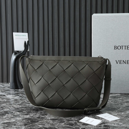 BOTTEGA VENETA 25S DIAGO HOBO 39 IN VERY DEEP OLIVE CALFSKIN