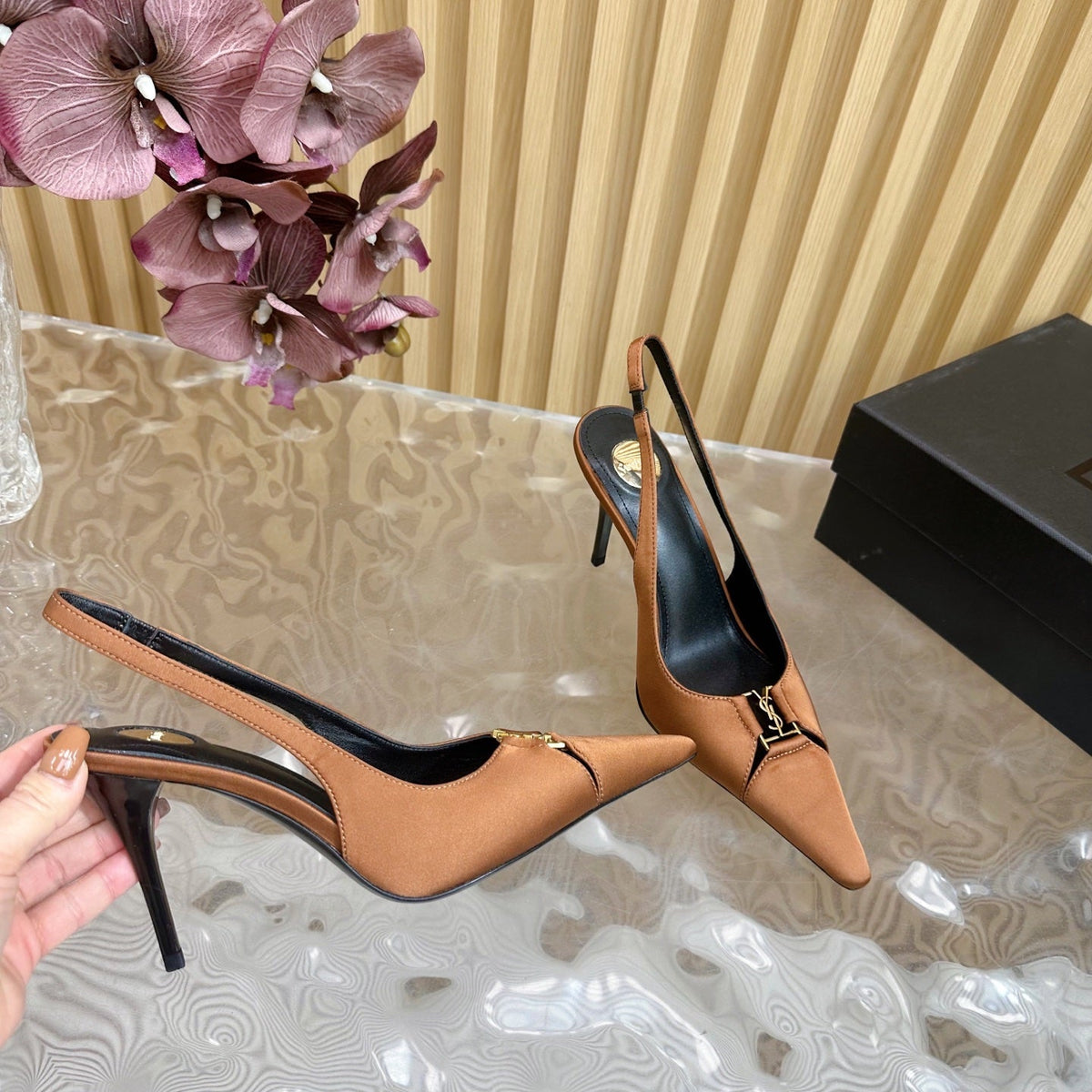 BABYLONE SLINGBACK PUMPS IN RUSTIC ORANGE SILK GOLD LOGO