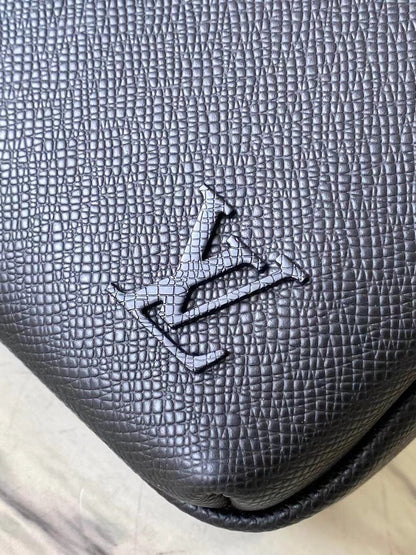 LOUIS VUITTON  AVENUE MESSENGER 22 IN BLACK CALFSKIN