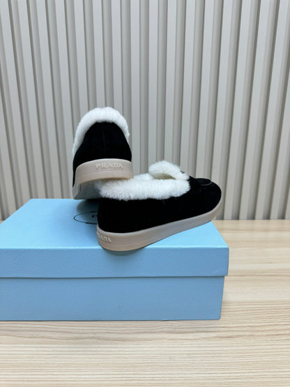 PRADA LOAFER IN BLACK SUEDE AND FUR LINING ATTACHED TRIANGLE LOGO