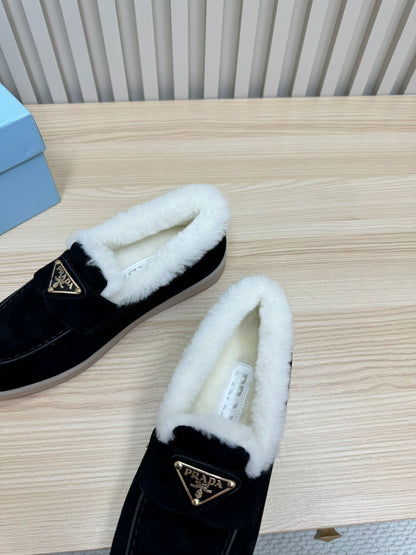 PRADA LOAFER IN BLACK SUEDE AND FUR LINING ATTACHED TRIANGLE LOGO