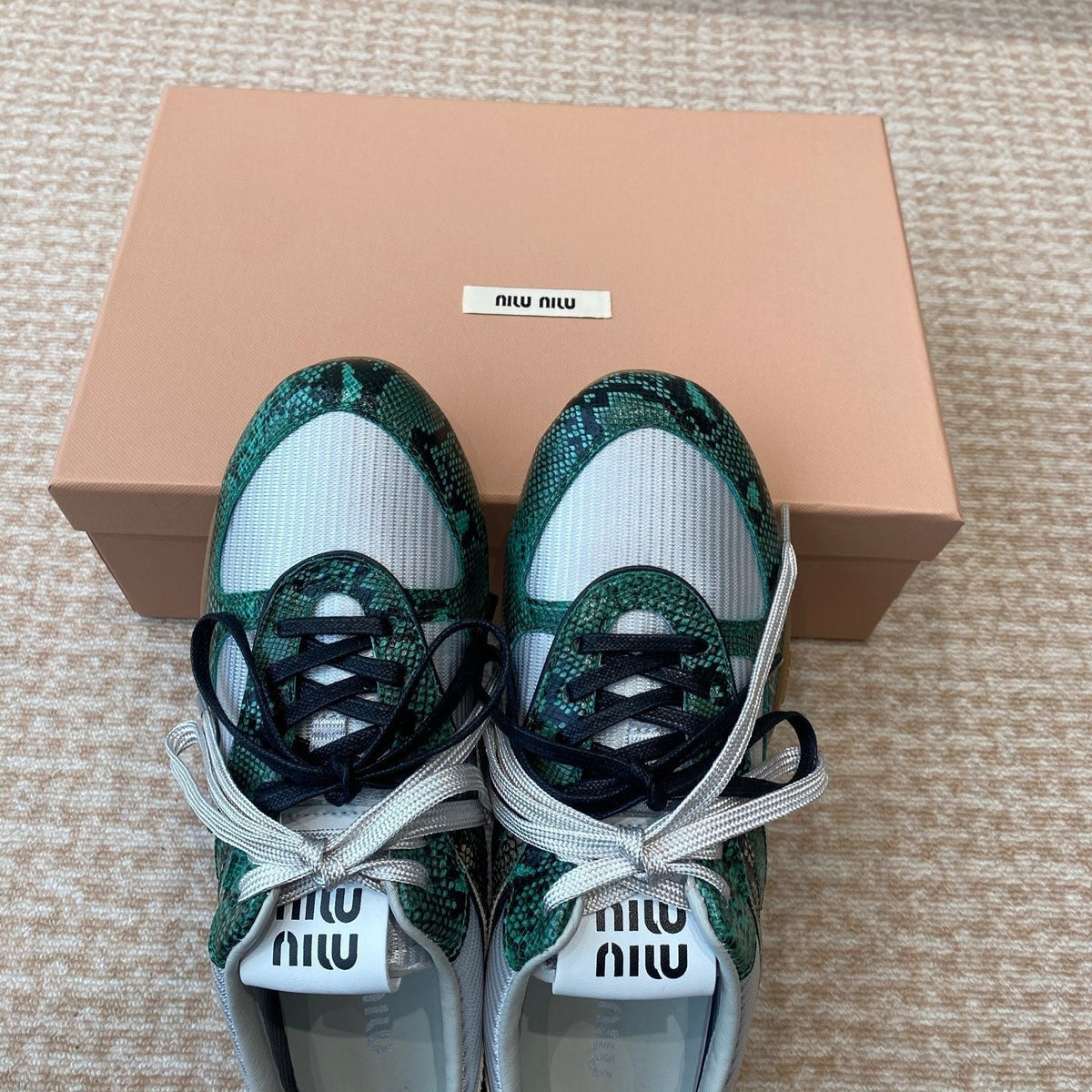 GYMNASIUM SNEAKER IN SILVER FABRIC AND DARK GREEN SNAKE EFFECT CALFSKIN