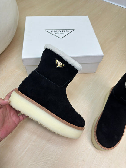 PRADA SUEDE BOOTS BLACK WITH SHEARLING LINING AND RUBBER FLATFORM SOLE
