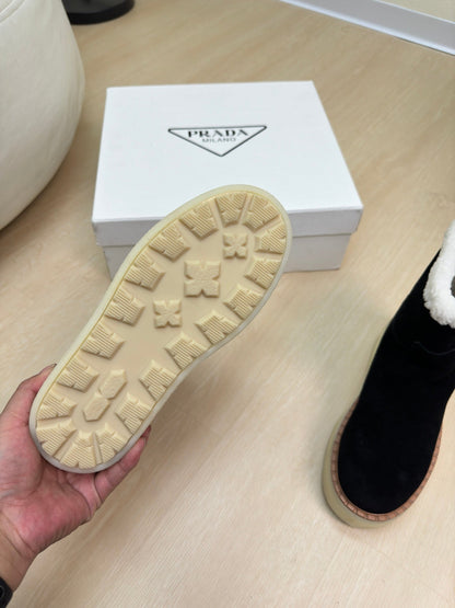 PRADA SUEDE BOOTS BLACK WITH SHEARLING LINING AND RUBBER FLATFORM SOLE
