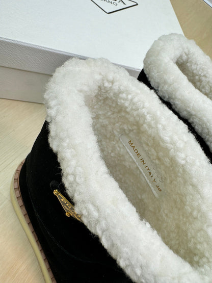 PRADA SUEDE BOOTS BLACK WITH SHEARLING LINING AND RUBBER FLATFORM SOLE