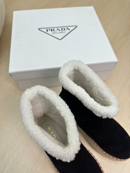 PRADA SUEDE BOOTS BLACK WITH SHEARLING LINING AND RUBBER FLATFORM SOLE