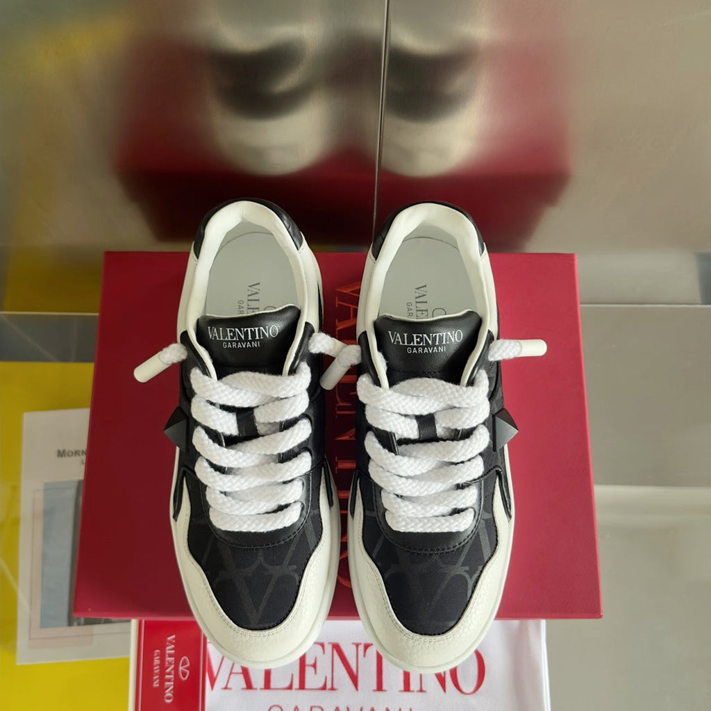 LOW-TOP SNEAKER IN WHITE NAPPA LEATHER AND BLACK MONOGRAM TOILE ICONOGRAPHE FABRIC