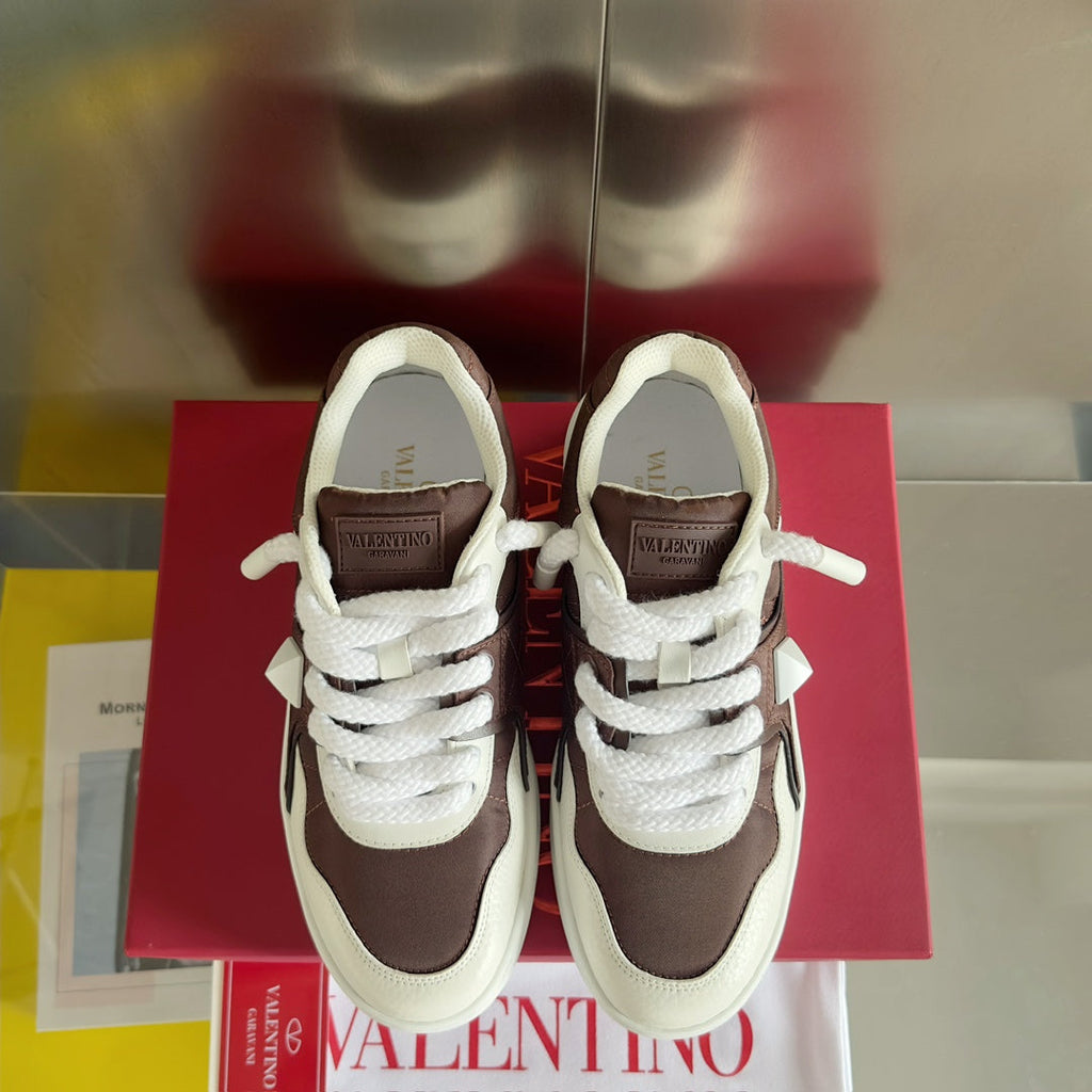 LOW-TOP SNEAKER IN WHITE NAPPA LEATHER AND CHOCOLATE BROWN TOILE ICONOGRAPHE FABRIC