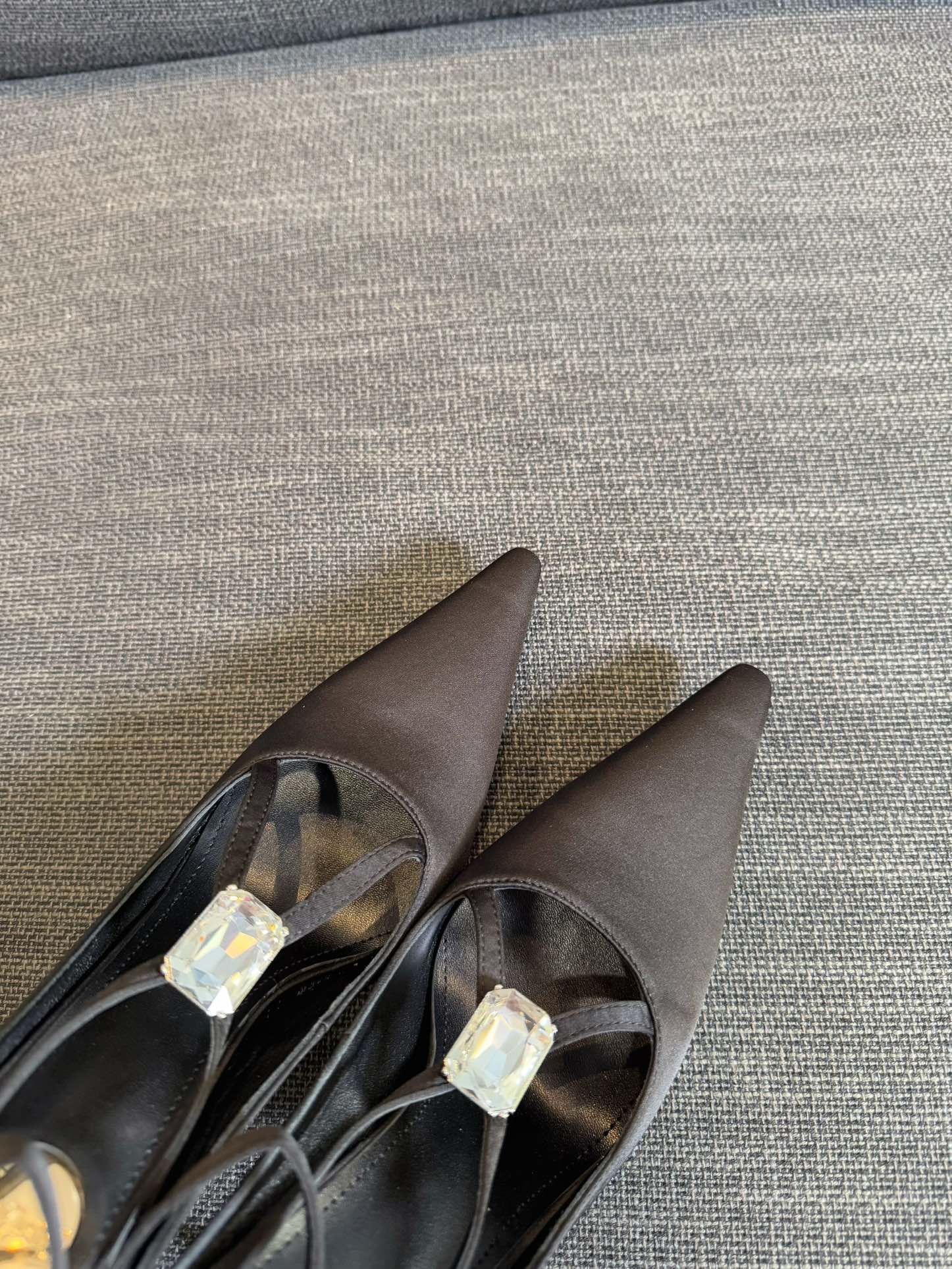 HIGH SANDAL ATTACHED GEM IN BLACK SILK