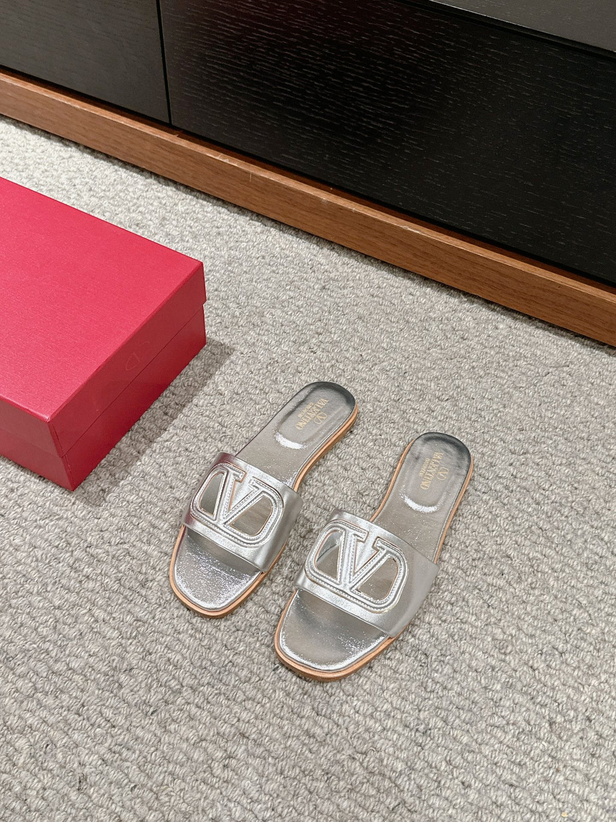 VLOGO CUT-OUT SILVER CALFSKIN SLIDE SANDAL