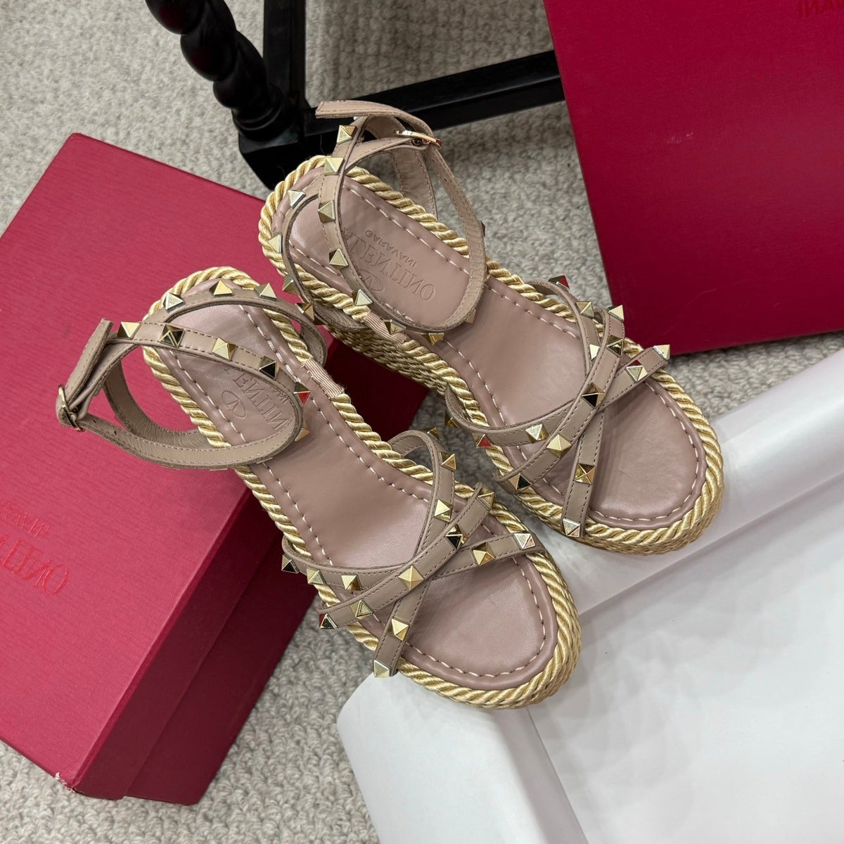 VLTN HIGH WEDGE STUDDED SANDALS 25S 100 MM IN SOFT ROSEWOOD BROWN CALFSKIN
