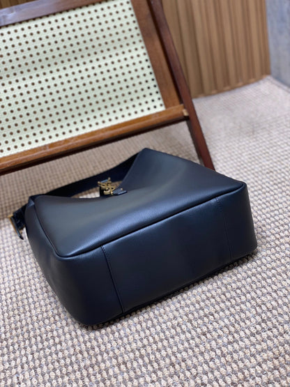SAINT LAURENT LE 5 À 7 LARGE SUPPLE BAG 31 IN BLACK CALFSKIN