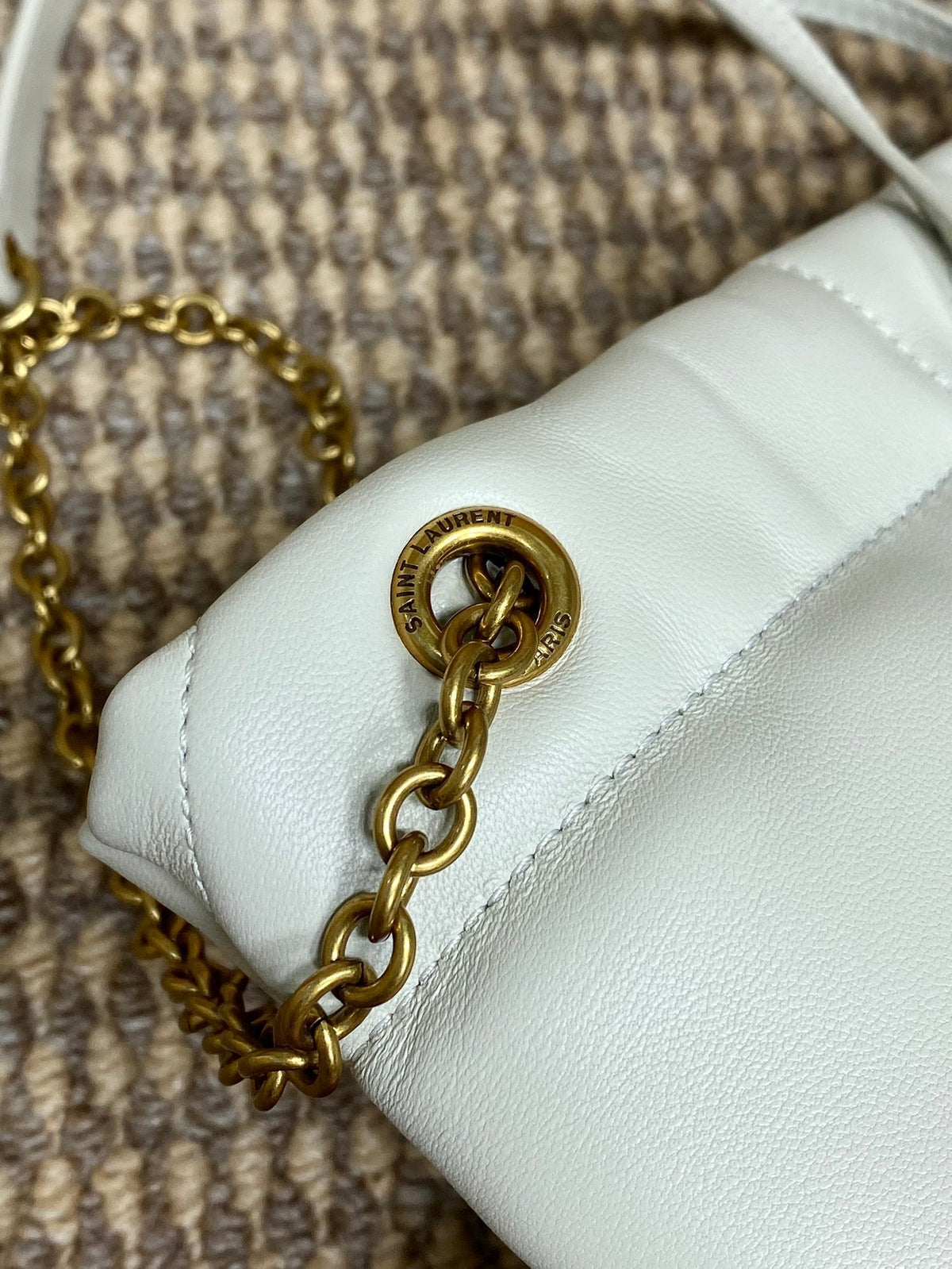 SAINT LAURENT DRAWSTRING CHAIN STRAP SHOULDER BAG 39 IN WHITE QUILTED CALFSKIN
