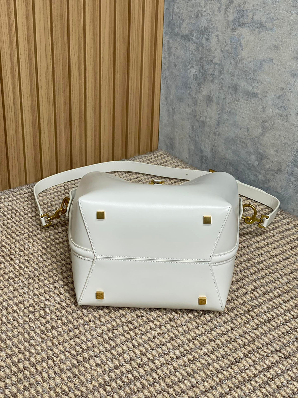SAINT LAURENT LE 37 MEDIUM BUCKET BAG 25 IN WHITE CALFSKIN GOLD HARDWARE