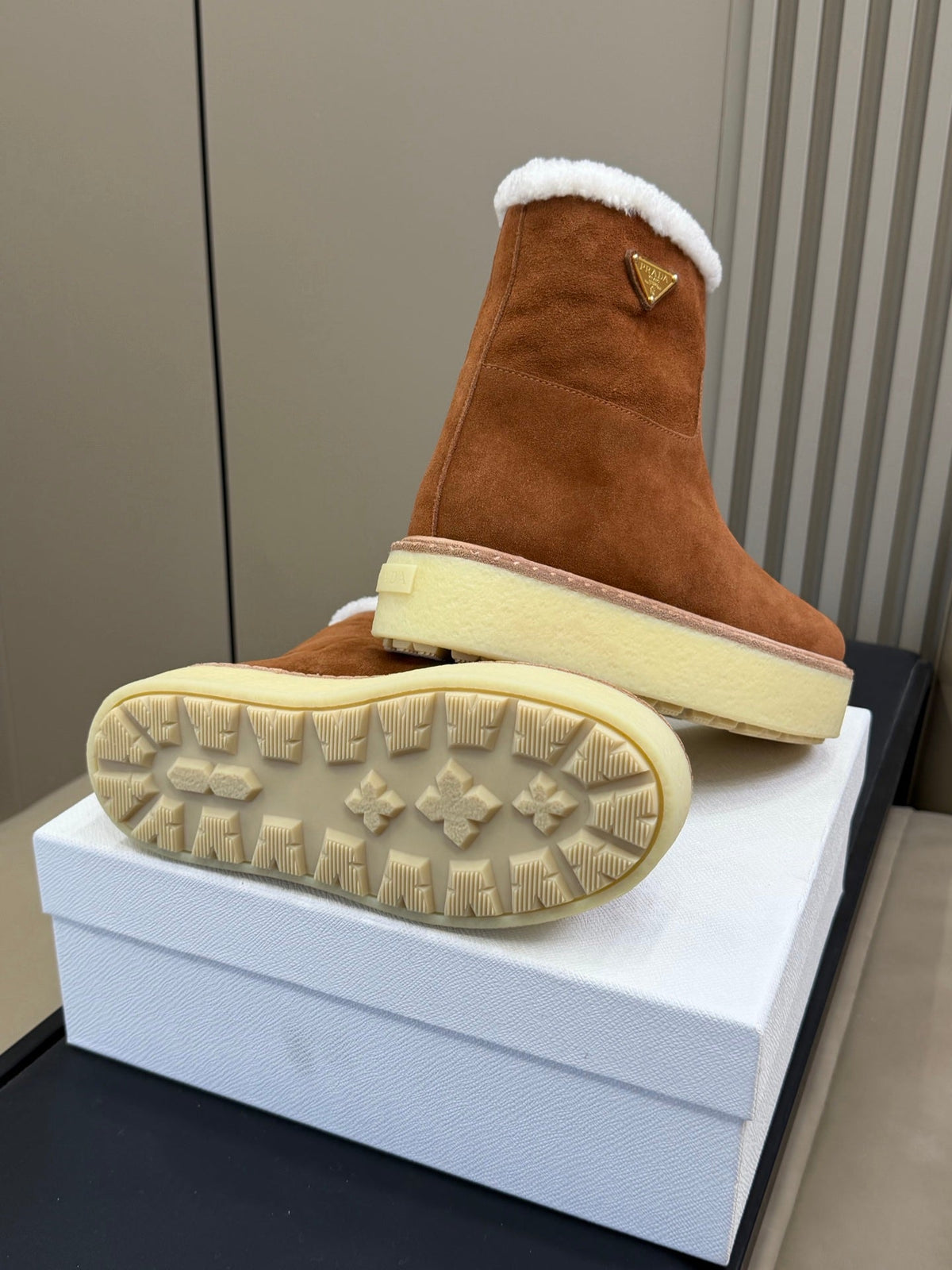 PRADA 25S ANKLE BOOTS 40 MM IN RK BROWN SUEDE SHEARLING-LINED