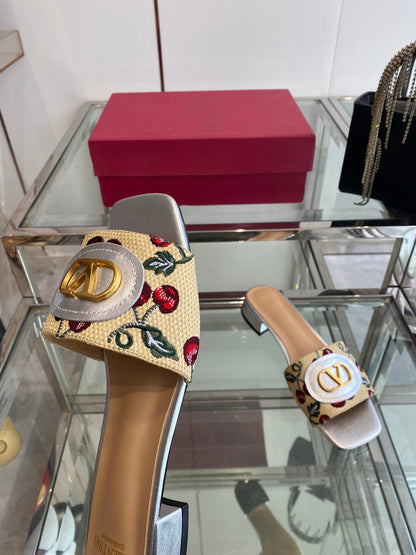 VLTN HIGH HEEL 25S 30 MM IN BEIGE FABRIC AND SILVER LAMBSKIN WITH EMBROIDERED CHERRY MOTIF