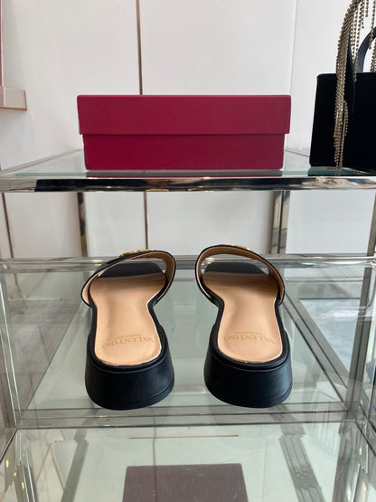 VLTN HIGH HEEL 25S 30 MM IN BLACK LAMBSKIN WITH GOLD HARDWARE