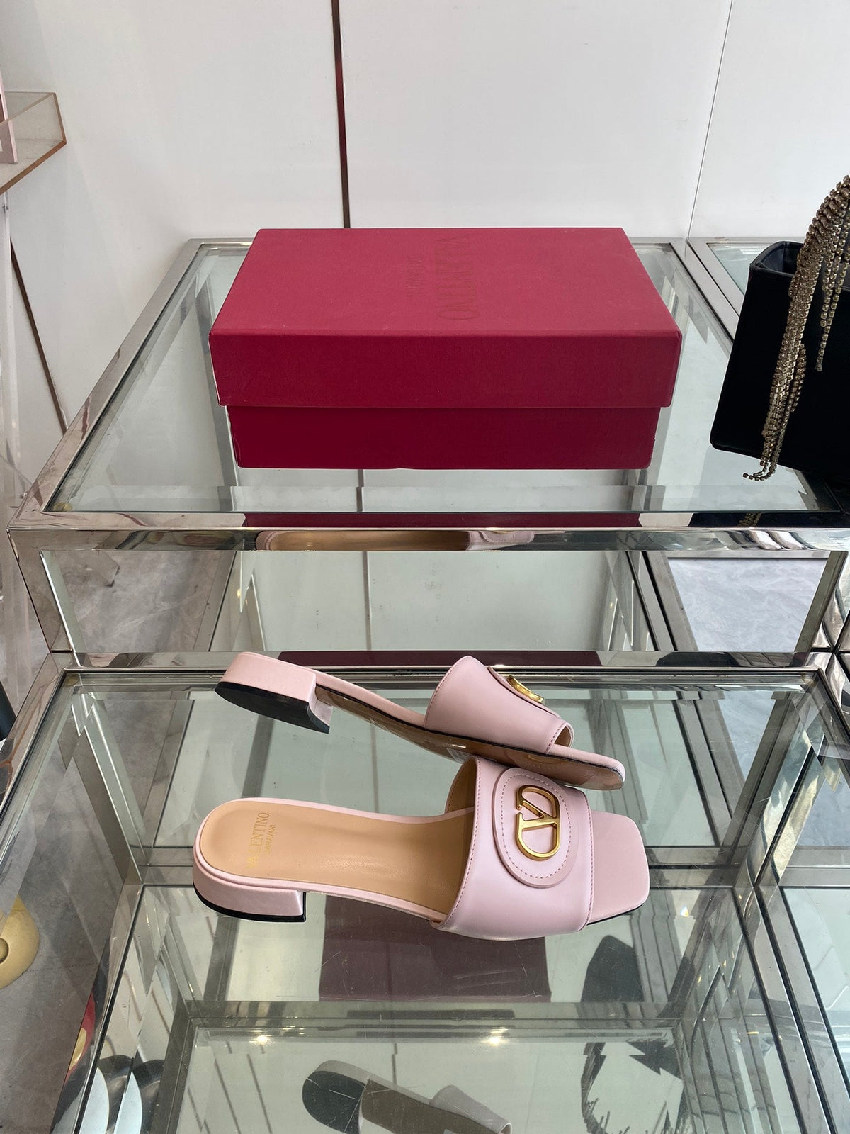 VLTN HIGH HEEL 25S 30 MM IN LIGHT PINK LAMBSKIN WITH GOLD HARDWARE