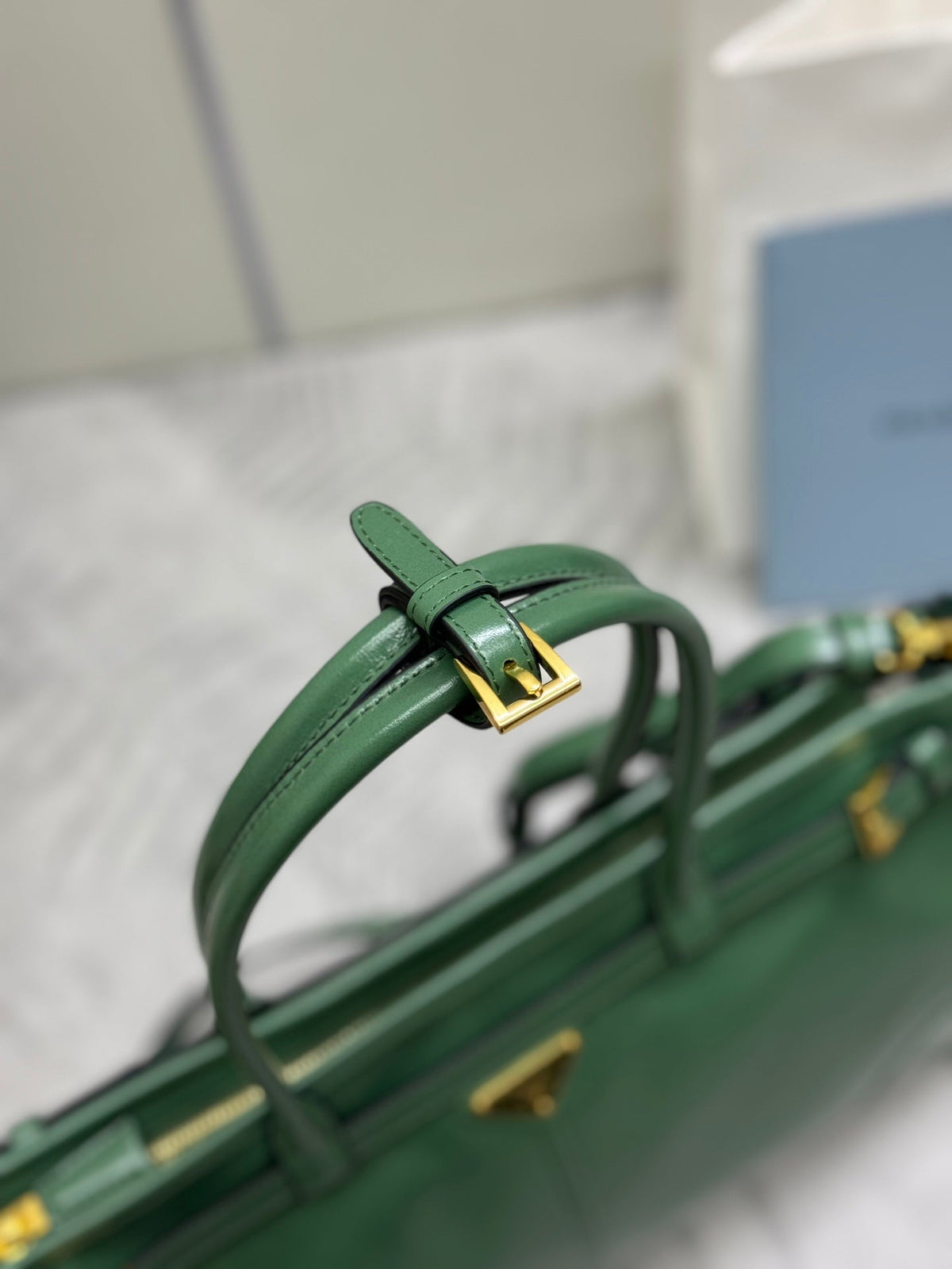 PRADA 25S BONNIE LARGE HANDBAG 38 IN GREEN GLOSSY CALFSKIN GOLD HARDWARE