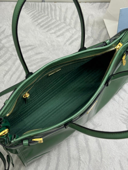 PRADA 25S BONNIE LARGE HANDBAG 38 IN GREEN GLOSSY CALFSKIN GOLD HARDWARE
